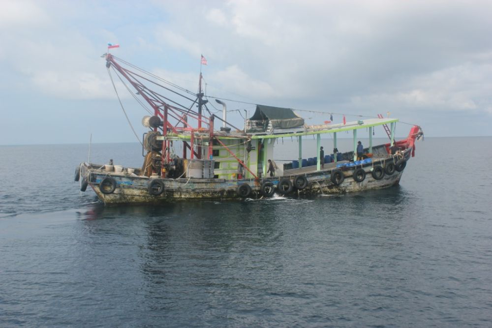  Bot nelayan tempatan yang ditahan selepas menggunakan khidmat kru warga asing tanpa dokumen sah.