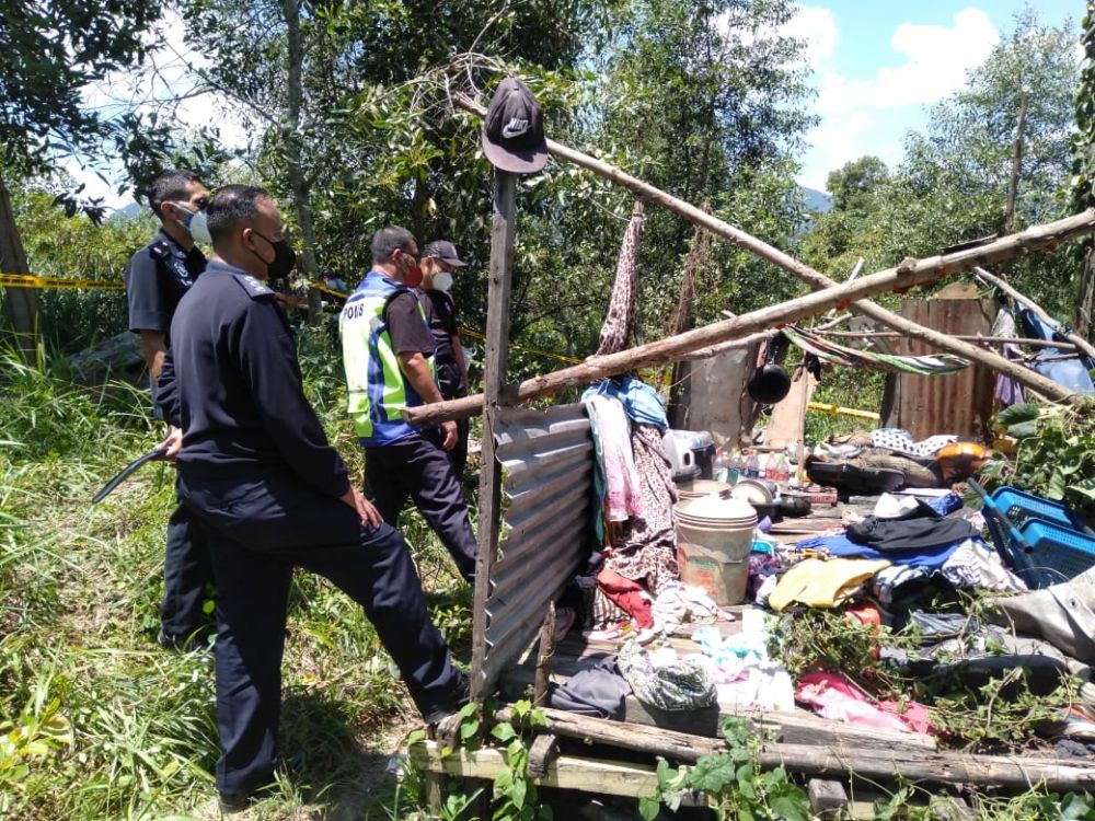  Lokasi penemuan mayat wanita tanpa identiti kira-kira 500 meter daripada sebuah stesen minyak di Jalan Tuaran Tebobon di sini.