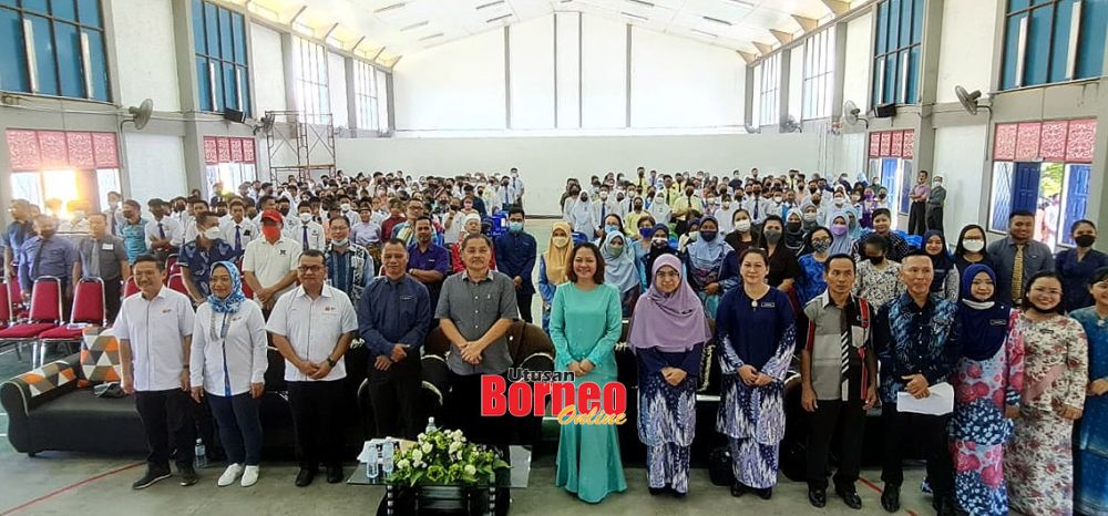  Robert merakamkan gambar kenangan bersama sebahagian pelajar serta guru sempena majlis itu.