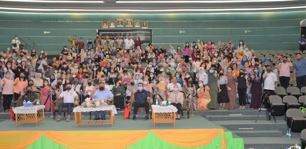 Para peserta merakamkan kenangan bersama Tiong (duduk tengah), Dr Melvin (dua kiri) dan tetamu lain pada Sesi Townhall HFMD Peringkat Bahagian Bintulu, hari ini.