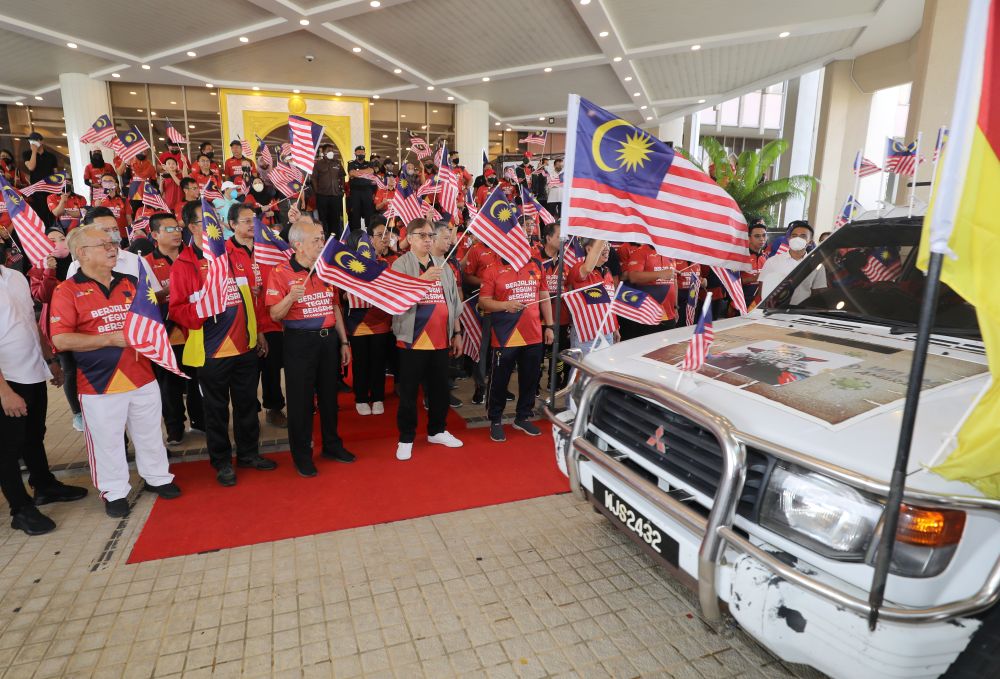 Abang Johari melakukan acara pelepasan konvoi Kembara Merdeka Keluarga Malaysia (KMKM) di DUN Sarawak hari ini. - Gambar Chimon Upon