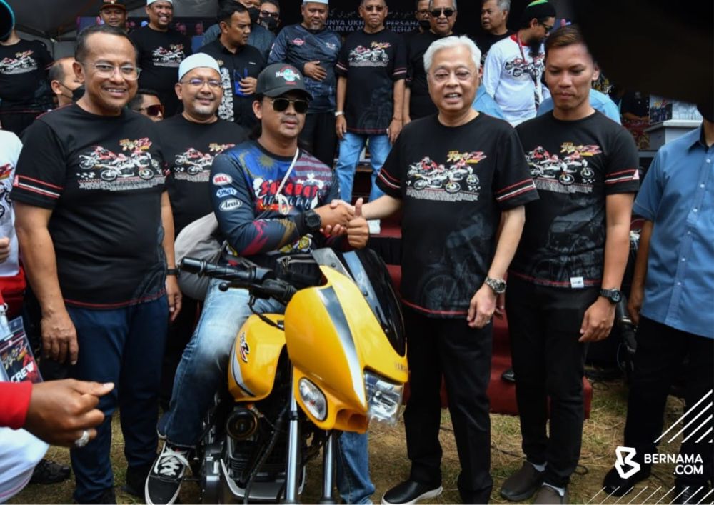 Ismail Sabri ketika merasmikan Program RXZ Members 4.0 Tahun 2022 di Terengganu International Drag Strip di Gong Badak di sini, hari ini. -Gambar Bernama
