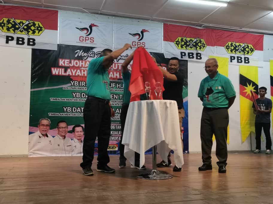 Len bersama Yusuf menyempurnakan Majlis Perasmian Kejohanan Futsal GPS/ PBB di Dewan Serbaguna Kampung Seberang Sarikei, malam Jumaat.