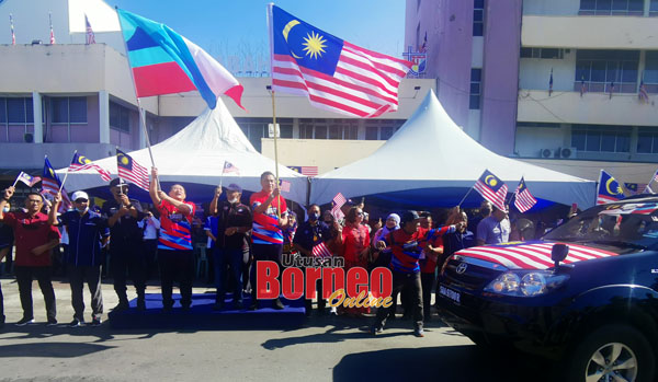  Suryady (kanan) dan Joseph semasa melepaskan Konvoi Kembara Keluarga Malaysia 2022, di Dataran MPT.