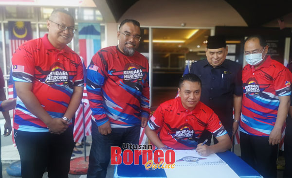  Suryady menandatangani buku Konvoi Kembara Keluarga Malaysia 2022.
