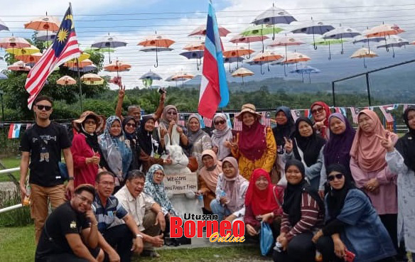  Jalani (duduk kiri) merakam gambar bersama rombongan dari Pahang.