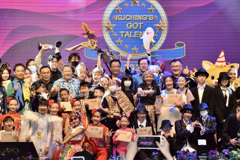 Abdul Karim begambar kenangbegulai enggau bala pemenang maya Kuching's Got Talent Grand Final 2022 di Kuching, malam ensanus.