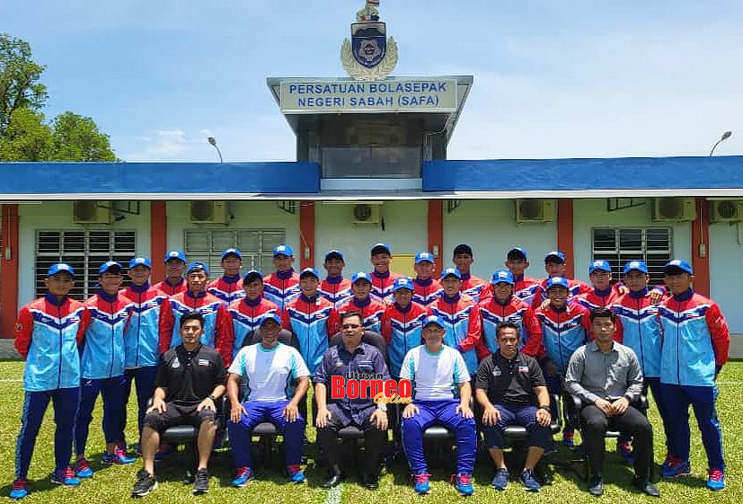  David (duduk tiga kiri) bersama skuad bola sepak SUKMA Sabah.