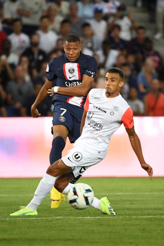 Mbappe (kiri) bersaing dengan pemain Montpellier pada perlawanan Ligue 1 Perancis di antara PSG dan Montpellier di Stadium Parc des Princes di Paris, kelmarin. — Gambar AFP