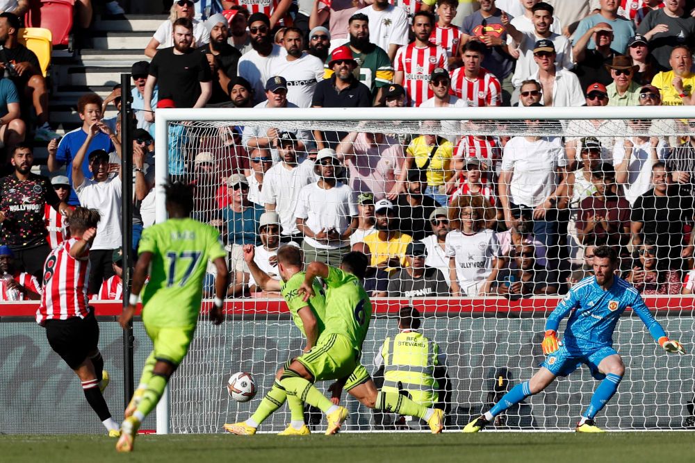 Jensen (kiri) menjaringkan gol pada perlawanan Liga Perdana Inggeris di antara Brentford dan Manchester United di Stadium Komuniti Brentford, kelmarin. — Gambar AFP