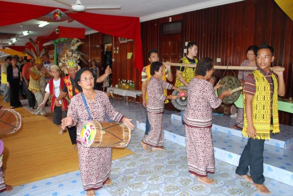  Sebengkah ari ajat lelaki dibantai ke maya pengerami.