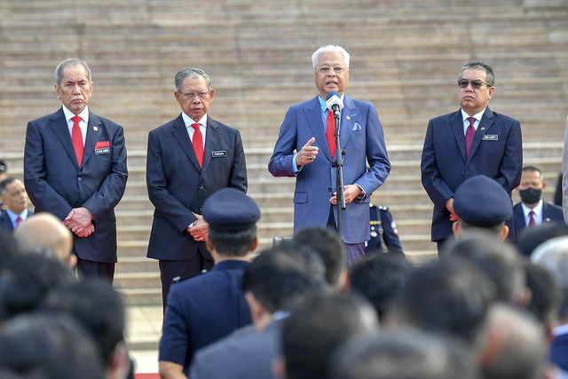 Ismail Sabri (dua, kanan) menyampaikan amanat kepada warga kerja Jabatan Perdana Menteri (JPM) pada majlis perjumpaan dengan warga itu bagi bulan Ogos 2022 di Dataran Perdana Putra hari ini. Turut sama (dari kiri) Wan Junaidi, Mustapa, dan Abdul Latiff. - Gambar BERNAMA