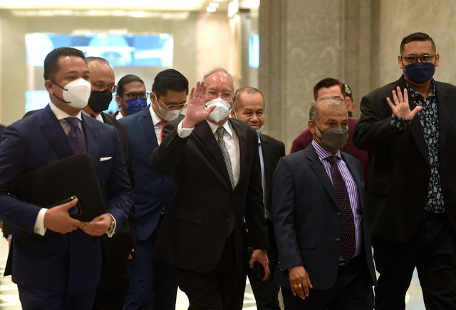 Najib (tengah) tiba di Mahkamah Persekutuan hari ini. - Gambar BERNAMA