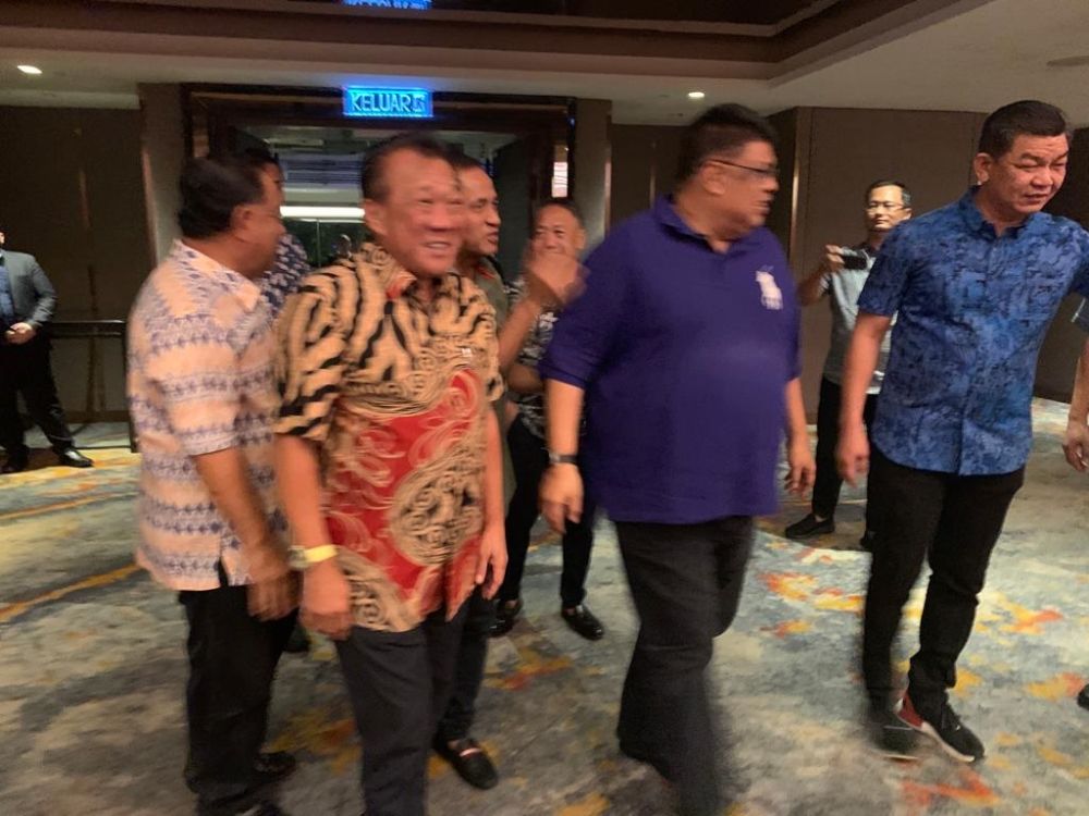  Bung (kiri) diiringi Abd. Rauf sejurus tiba ke majlis tersebut.