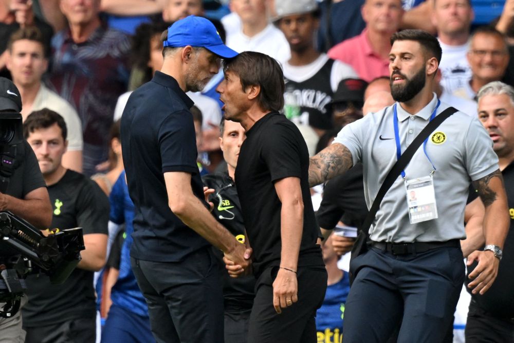 Conte (kanan) dan Tuchel berjabat tangan dan mula berbalah selepas tamat perlawanan Liga Perdana Inggeris di antara Chelsea dan Tottenham Hotspur di Stamford Bridge, Ahad lalu. — Gambar AFP