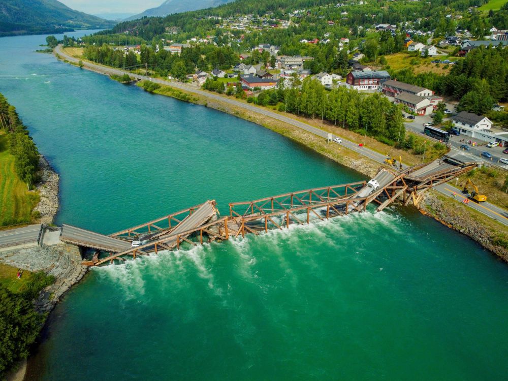  Gambar yang dirakam dari udara menunjukkan jambatan Treffen yang merentangi sungai Gudbrandsdalslagen di perbandaran Oyer, selatan Norway yang runtuh kelmarin. - Gambar AFP