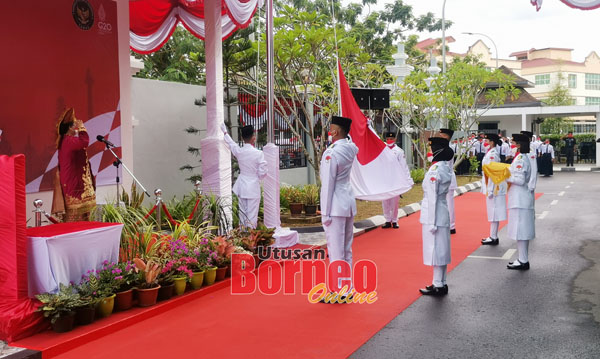  Heni menyaksikan pengibaran bendera Indonesia sempena majlis tersebut.