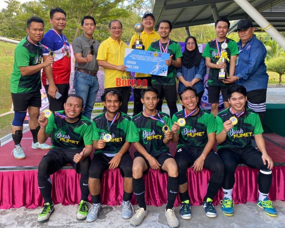 Johnny (empat kiri) menyampaikan hadiah kepada pasukan Bocah Mumet yang muncul juara Futsal Terbuka Piala Pusingan ADUN Tanjong Batu.