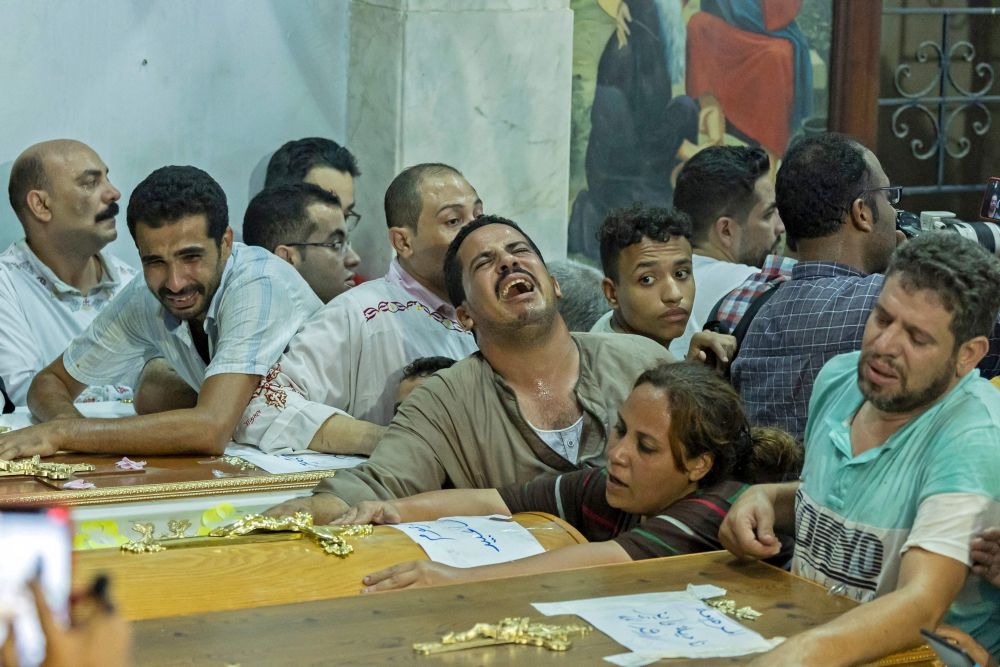 Anggota keluarga meratap hiba semasa majlis pengebumian mangsa yang terbunuh dalam kebakaran gereja Koptik di Kaherah pada Ahad lepas. — Gambar AFP