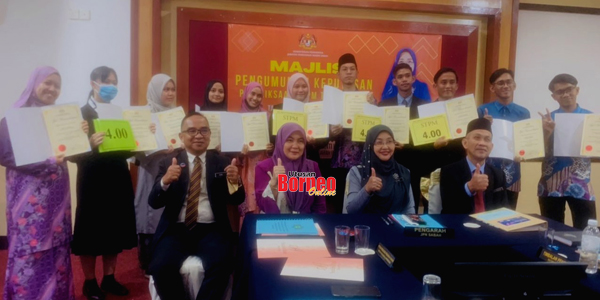  Tah Nia (duduk, dua kanan) bersama pegawai Jabatan Pendidikan merakamkan kenangan bersama calon cemerlang STPM 2021.