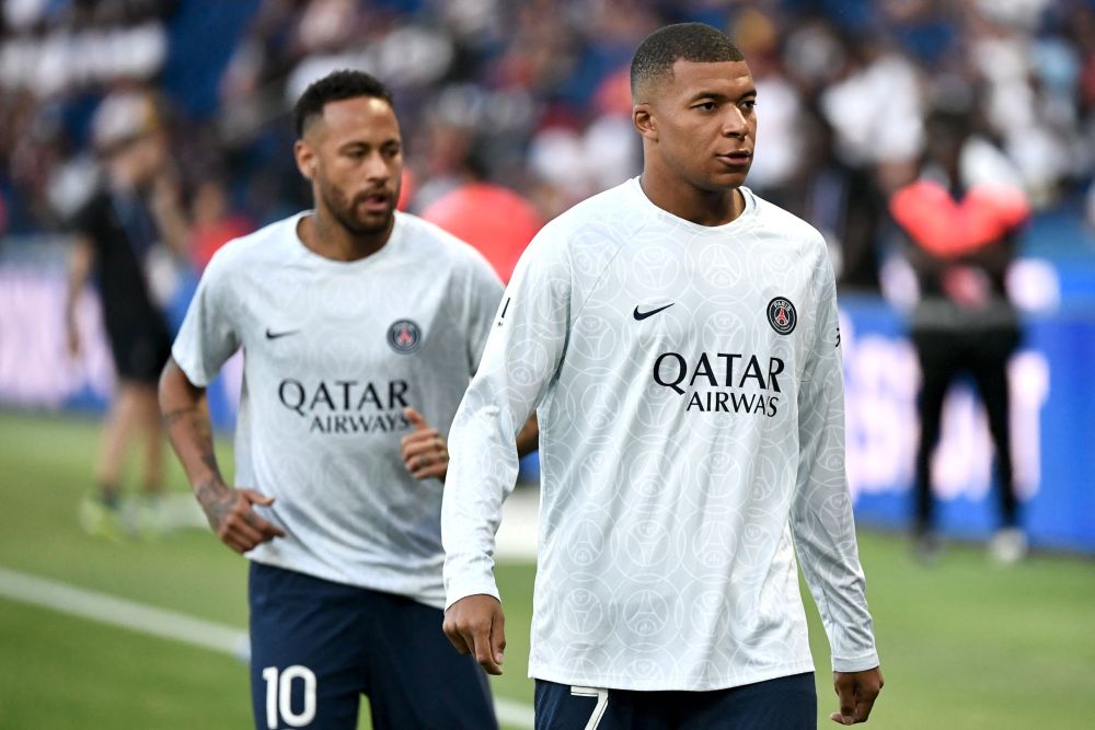 Neymar (belakang) dan Mbappe memanaskan badan sebelum aksi Ligue 1 menentang Montpellier pada 13 Ogos lalu. — Gambar AFP