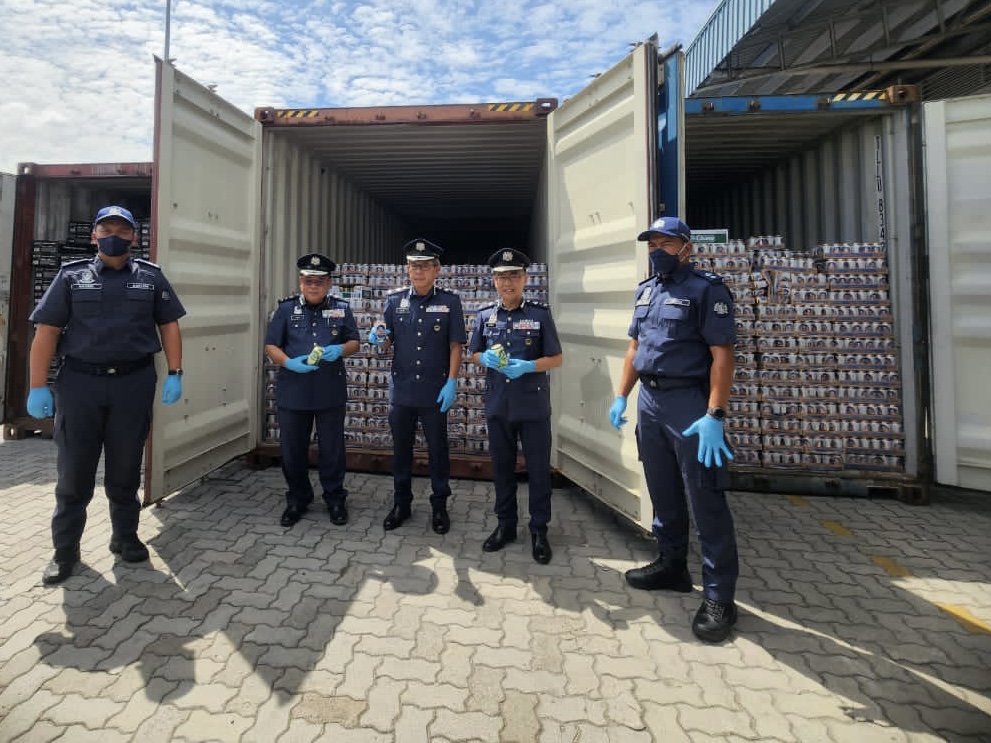  Cheong Yu Kin menunjukkan rampasan minuman keras semasa sidang media di Pelabuhan Sepanggar di sini.