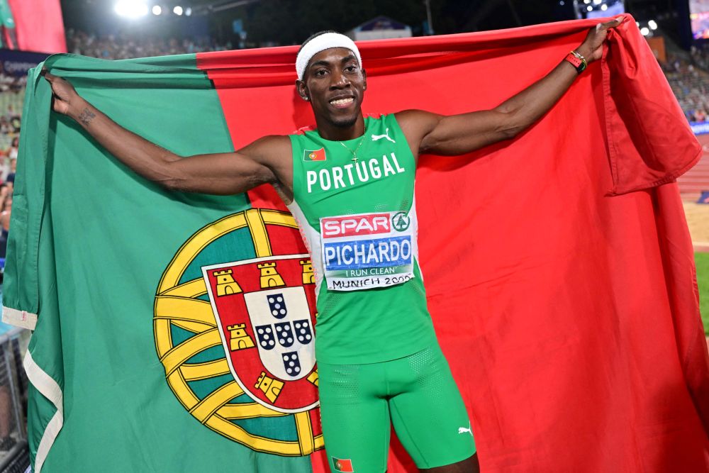 Pichardo mengibarkan bendera Portugal selepas dinobatkan johan acara  final lompat kijang lelaki di Munich. — Gambar AFP