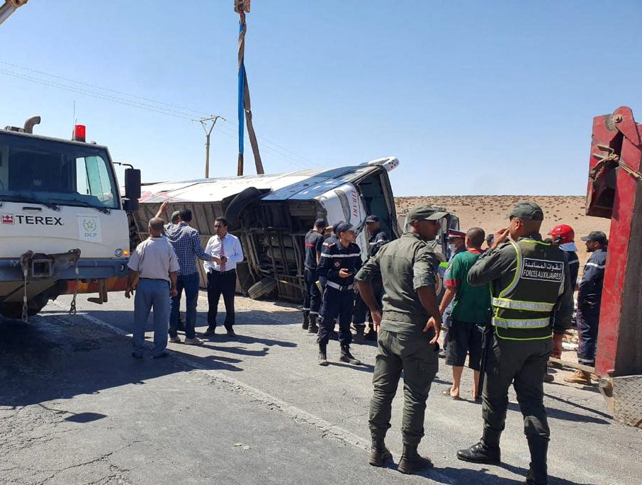 Anggota penyelamat dan pasukan keselamatan bertugas di lokasi nahas bas di lebuh raya di wilayah Khouribga, di ibu kota ekonomi Maghribi, Casablanca kelmarin. — Gambar AFP