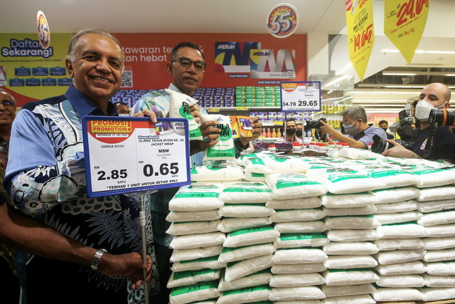 Rosol (dua, kiri) bersama Dr Ameer Ali Mydin menunjukkan harga promosi baharu bagi barangan terkawal pada Sambutan Ulang Tahun Mydin Ke-65 di Mydin Seremban 2, semalam. -Gambar Bernama