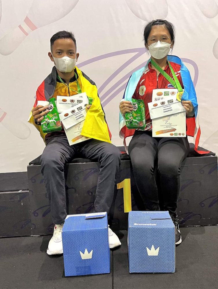 Juara kategori terbuka remaja lelaki dan perempuan bawah 12 tahun, Marcos Chang (kiri) dan Chloe Ho bersama hadiah masing-masing.