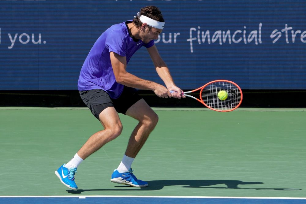 Aksi Fritz ketika menentang Kyrgios pada perlawanan tenis lelaki di Kejohanan Siri Masters Cincinnati di Mason, Ohio. — Gambar AFP