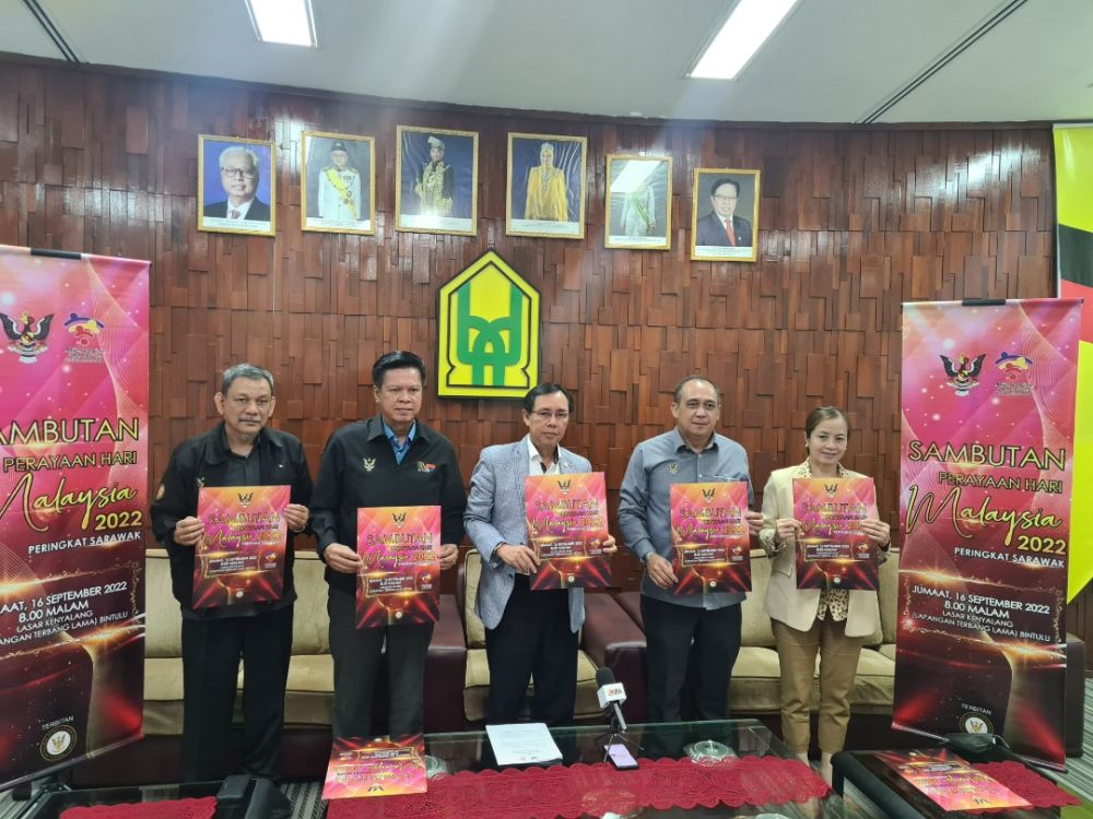 Dr Rundi (tengah) bersama dif jemputan menunjukkan poster sambutan Hari Malaysia Peringkat Negeri Sarawak 2022.