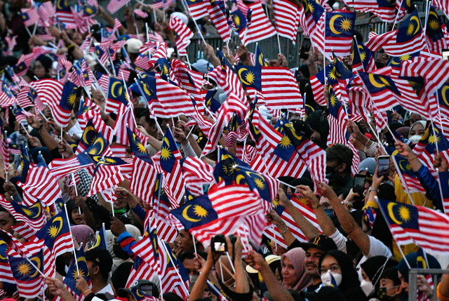Hari Kebangsaan 2022: Keluarga Malaysia serlah semangat teguh bersama