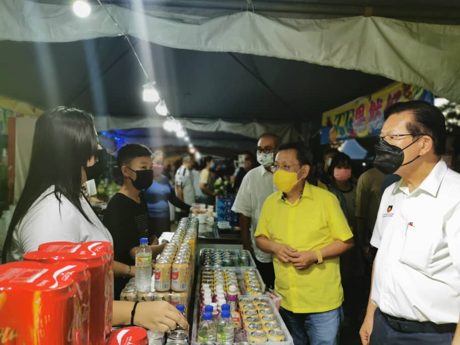 Dr Sim disempulang Lee enggau Yii nanyaka berita bala orang bejual maya Festival Pemakai Miri, malam ensana.