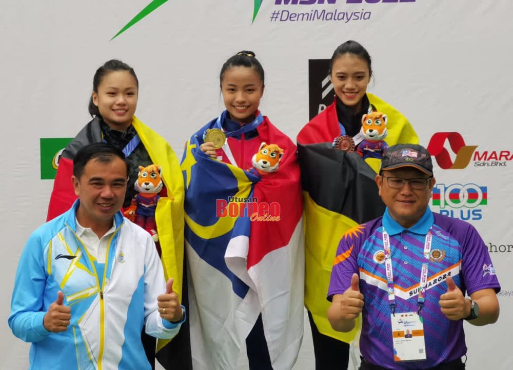 Stephanie Ngu (kiri) menerima pingat perak dalam acara yang diwakilinya iaitu jiansu wanita.