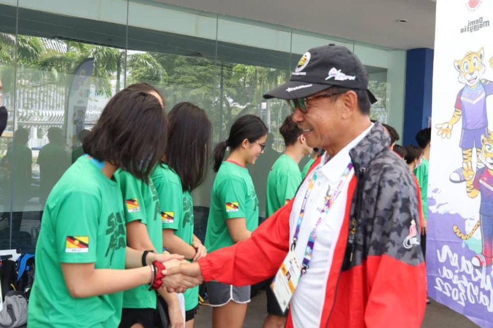 Abdul Karim bersalaman dengan atlet Sarawak semasa lawatannya ke Pusat Akuatik Nasional, Bukit Jalil, Kuala Lumpur hari ini.