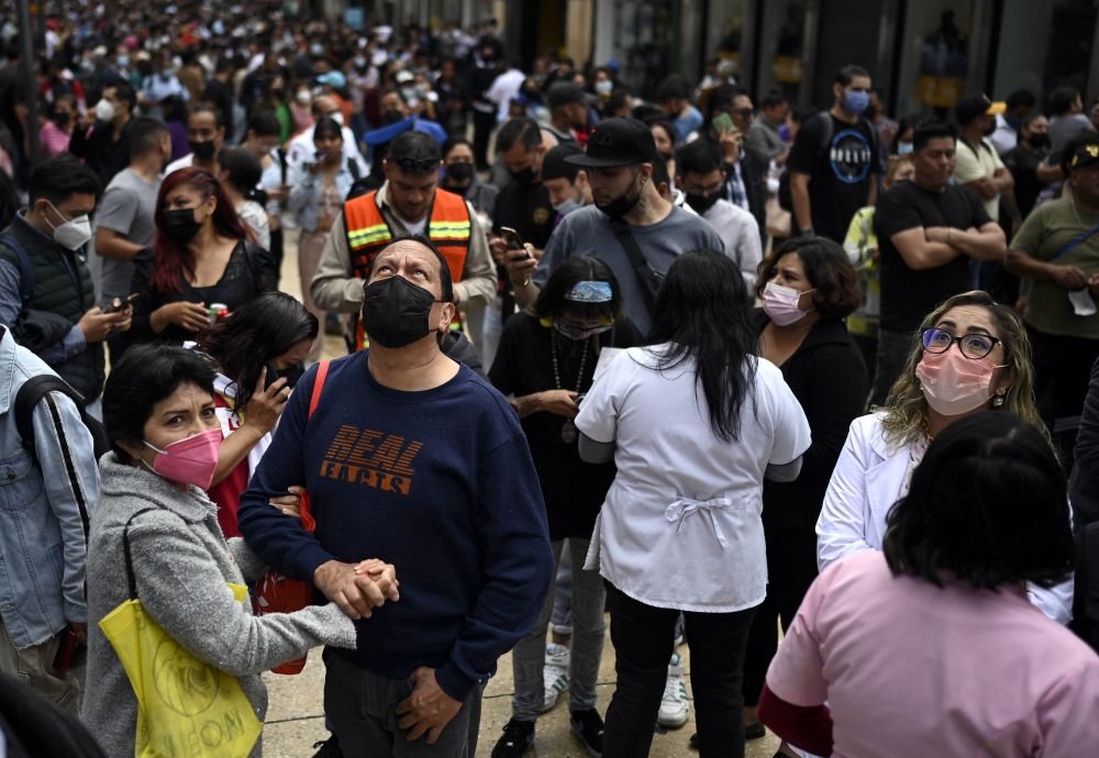  Orang ramai berhimpun di jalanan selepas gempa bumi berskala 7.7 magnitud menggegarkan bangunan di Mexico City kelmarin. — Gambar AFP