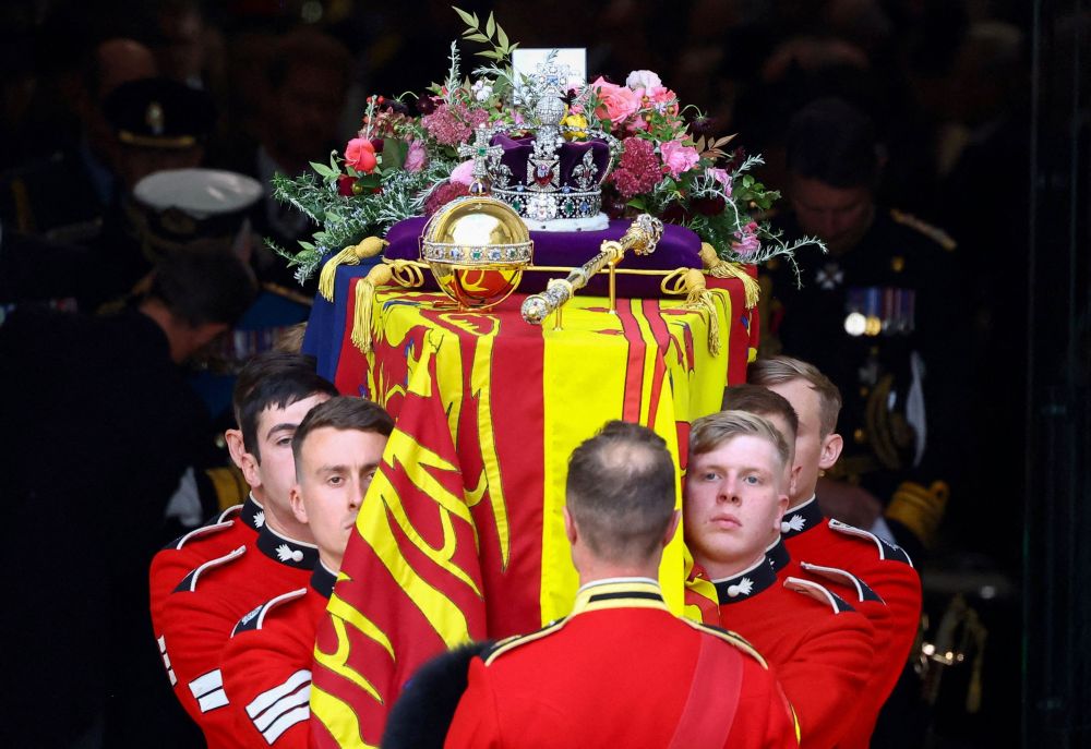  Keranda Ratu Elizabeth II diangkat keluar dari Westminster Abbey di London semasa upacara pengebumian negara kelmarin. — Gambar AFP