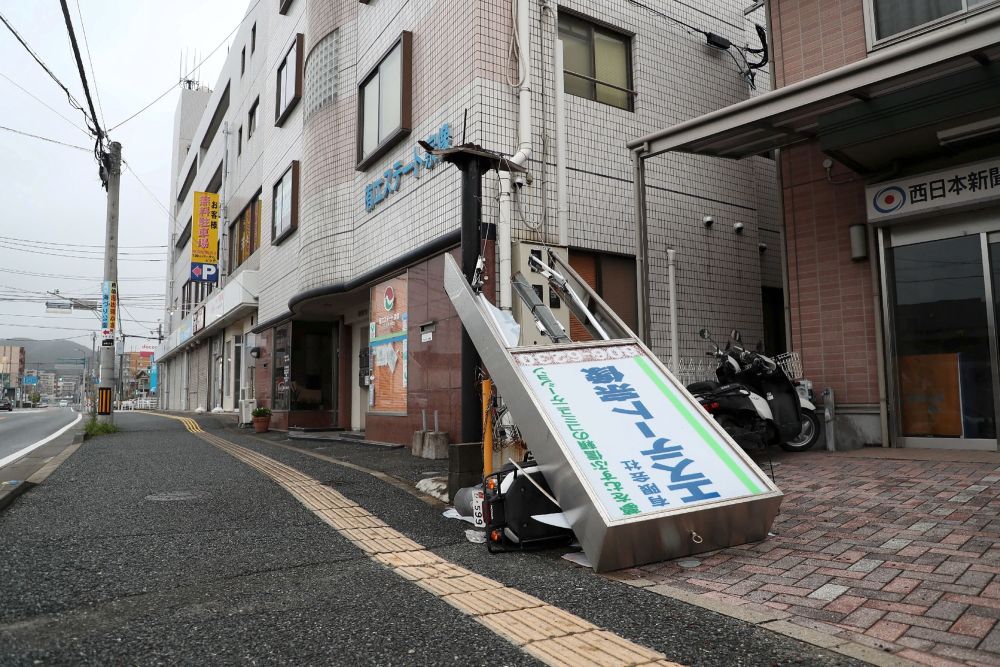 Papan iklan yang tumbang akibat angin kencang menghempap sebuah skuter di Fukuoka di pulau Kyushu pada Isnin ketika Taufan Nanmadol mendarat di wilayah barat daya Jepun sehari sebelumnya. — Gambar AFP