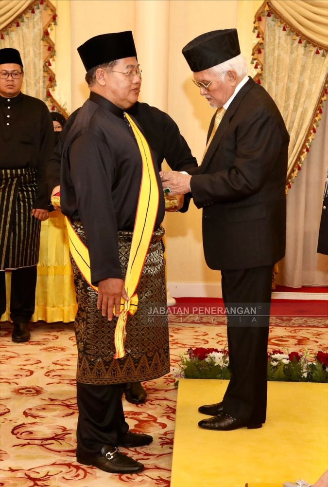 Tun Taib menyemat pingat Darjah Gemilang Bintang Kenyalang Sarawak, Panglima Gemilang Bintang Kenyalang (P.G.B.K) kepada TYT Datuk Dr Othsman Hassan. - Gambar Penerangan