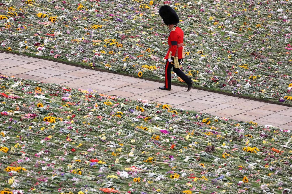 Askar Pengawal Raja berjalan di sepanjang halaman rumput yang diliputi bunga di Istana Windsor, England pada Isnin lepas, beberapa hari sebelum upacara pengebumian negara untuk Ratu Elizabeth II. — Gambar AFP