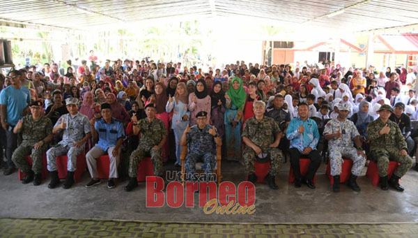  Yazid (tengah) bergambar kenangan bersama penduduk Pulau Denawan.