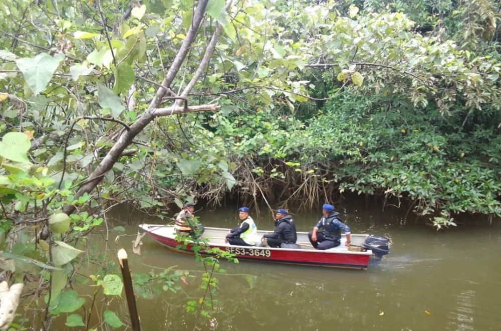 Pasukan penyelamat menyusuri sungai sedang berusaha mencari mangsa dan terdapat kesan kemungkinan kehadiran reptilia itu di kawasan tebing sungai.