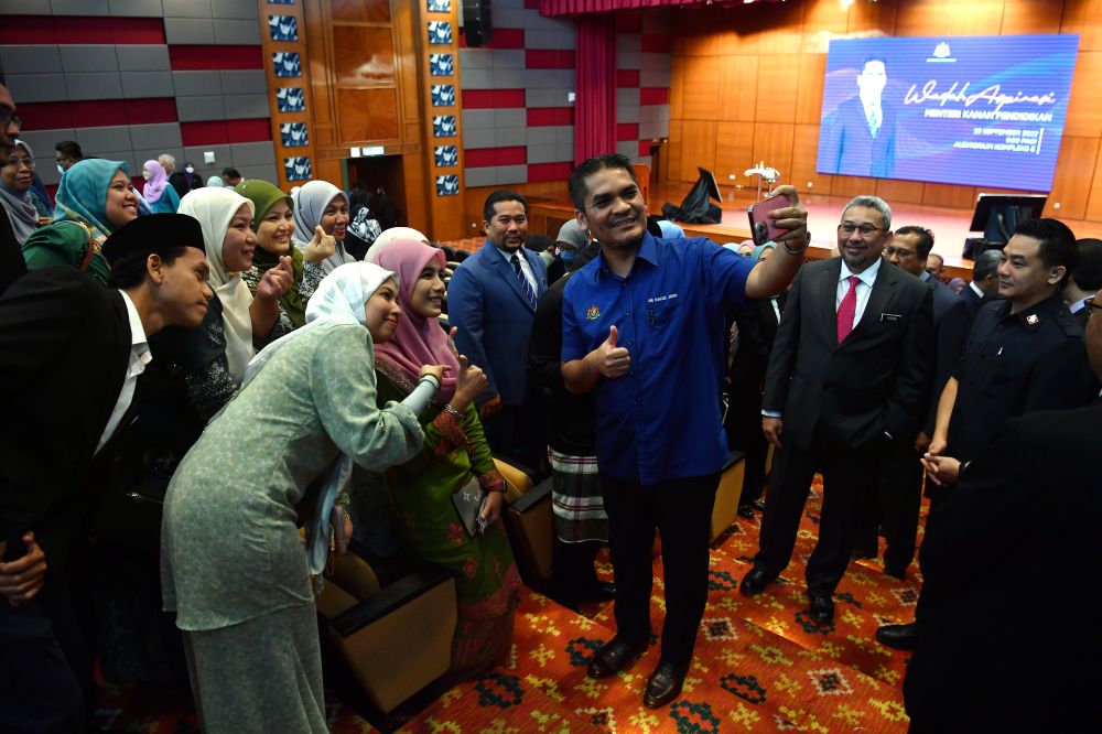  Dr Radzi Jidin berswafoto bersama kakitangan Kementerian Pendidikan pada Majlis Wadah Aspirasi Menteri Kanan Pendidikan di Auditorium Kompleks E di Putrajaya.