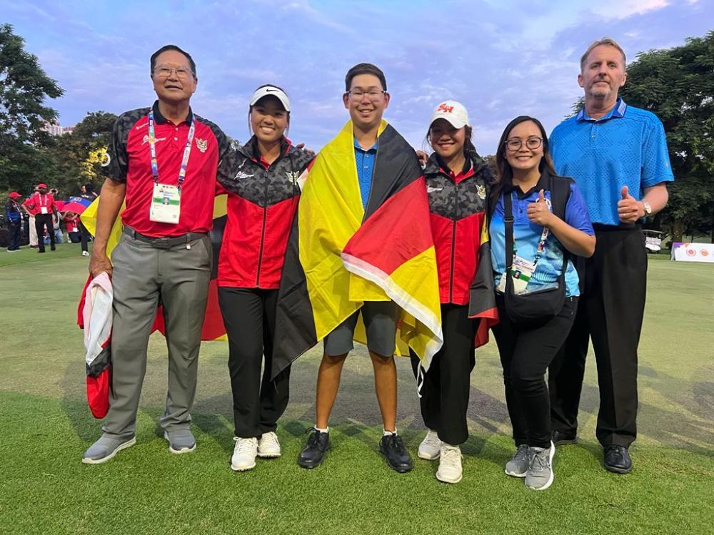  Tan (kiri) dan jurulatih Paul Bryant bersama pegawai pembangunan sukan SSC untuk golf, Villaivan Jee (dua kanan) serta Eliza Mae, Malcolm dan Zulaikah merakamkan kenangan selepas pertandingan golf SUKMA di Kelab Golf Negara Subang hari ini.