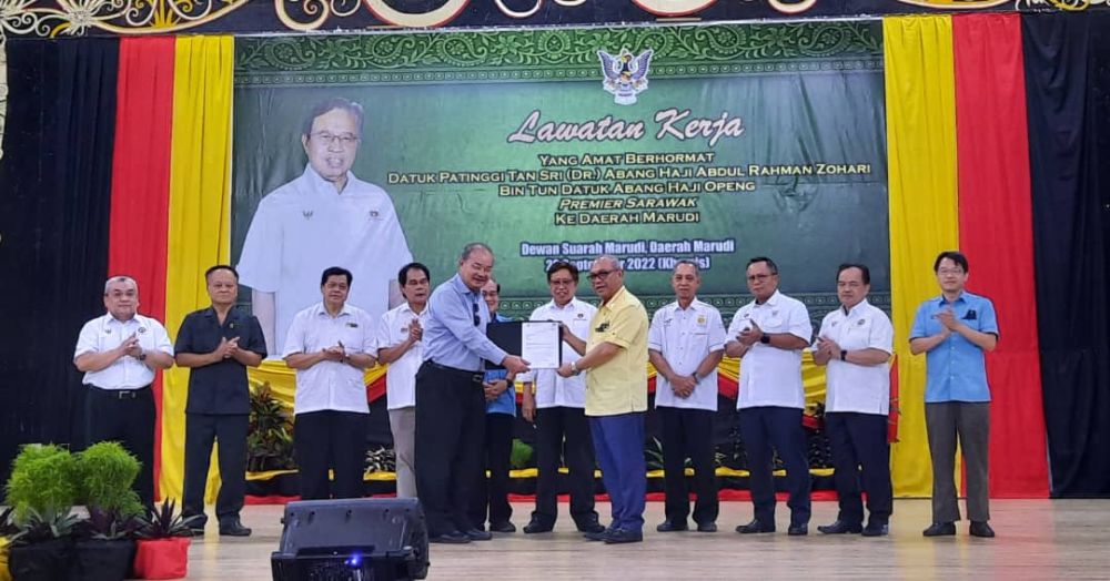 Abang Johari ngemataka pengawa nyuaka surat chiri ngagai Datuk Ling ambika nampung projek ngaga Jematan Marudi ba sebengkah pengeami ti diatur ba Dewan Suarah Marudi, kemari.