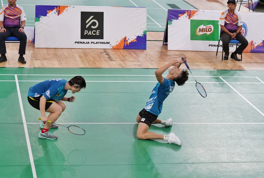 Gandingan pemain Sarawak yang berjaya menyumbang pingat gangsa dalam acara beregu campuran badminton di Axiata Arena Bukit Jalil, hari ini. - Gambar Chimon Upon