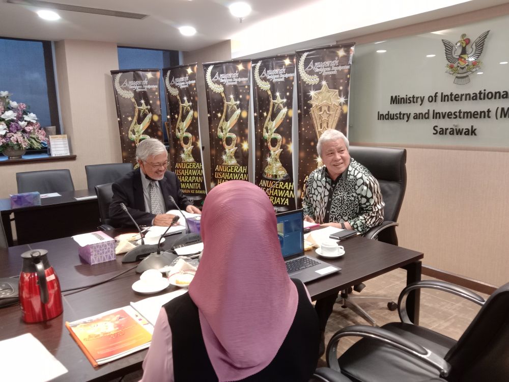 Awang Tengah (tengah) lebuh dikerandau raban pengarang berita, kemari.