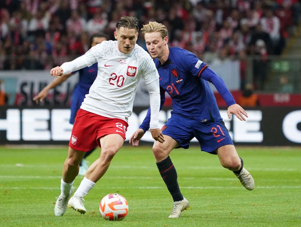 Pemain tengah Belanda Frenkie De Jong (kanan) bersaing untuk mendapatkan bola dengan pemain tengah Poland Piotr Zielinski pada perlawanan Liga Negara UEFA Kumpulan 4 di antara Poland dan Belanda di Warsaw, Poland, kelmarin. — Gambar AFP