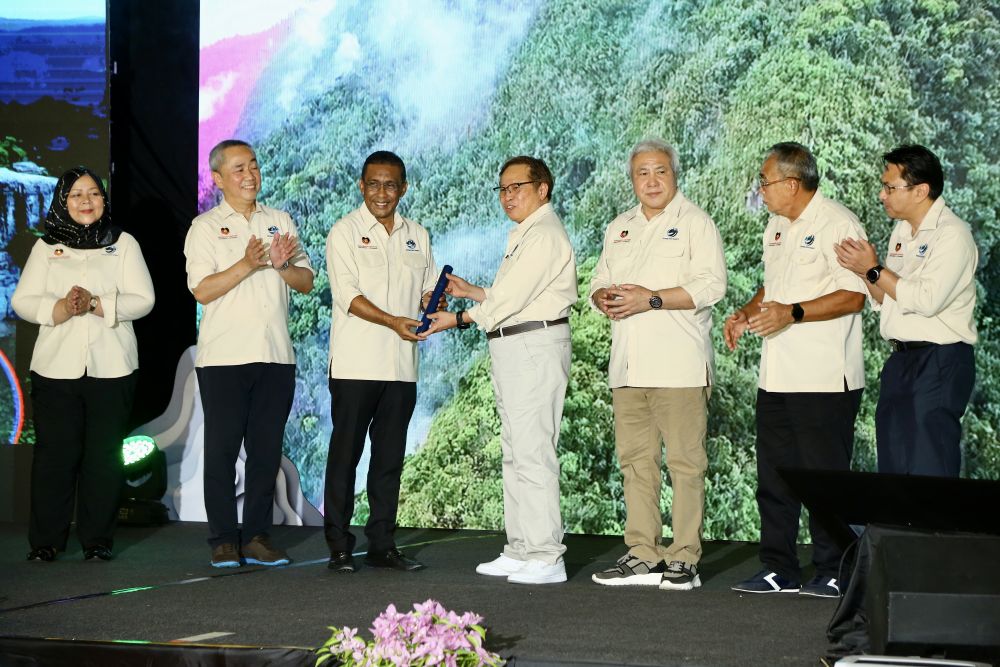 Abang Johari nerima Sijil Geopark Kebangsaan ti disuaka Takiyuddin, ba pengerami 'Pemasyhuran Sarawak Delta Geopark (SDGp)' ke diatur ba Dewan Lagenda, Kampung Budaya Sarawak, ditu, kemari. - Gambar Muhammad Rais Sanusi  